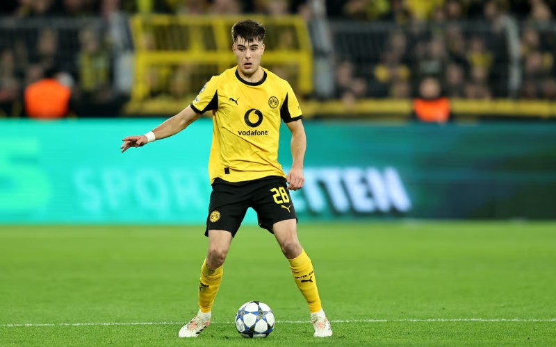 Anselmino trở về Chelsea giữa khủng hoảng hàng thủ 2 Anselmino từng chơi ấn tượng tại Dortmund
